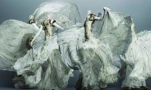 麦昆在时尚界的地位,时尚鬼才麦昆