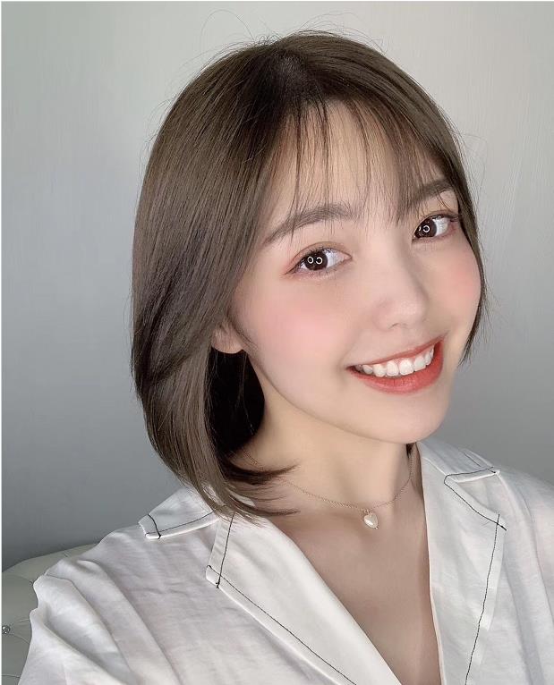 适合圆脸烫发发型女2020流行发型,直发型女2020流行发型中长发减龄