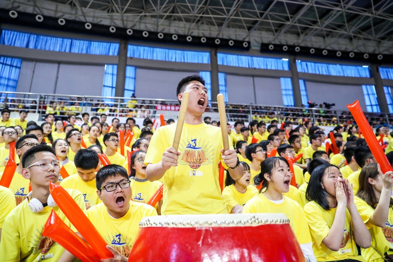 校园篮球对决视频,校园篮球单挑燃爆全场