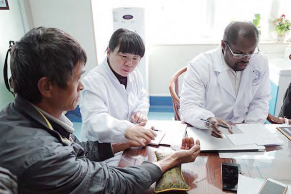 黑人小伙苦学成中医博士，扎根中国乡村20余载，培养超5000名村医