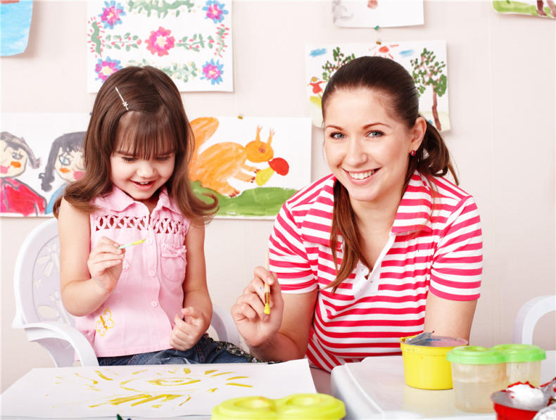 幼儿园别的小朋友不和我玩怎么办,宝宝上幼儿园不跟小朋友玩怎么办