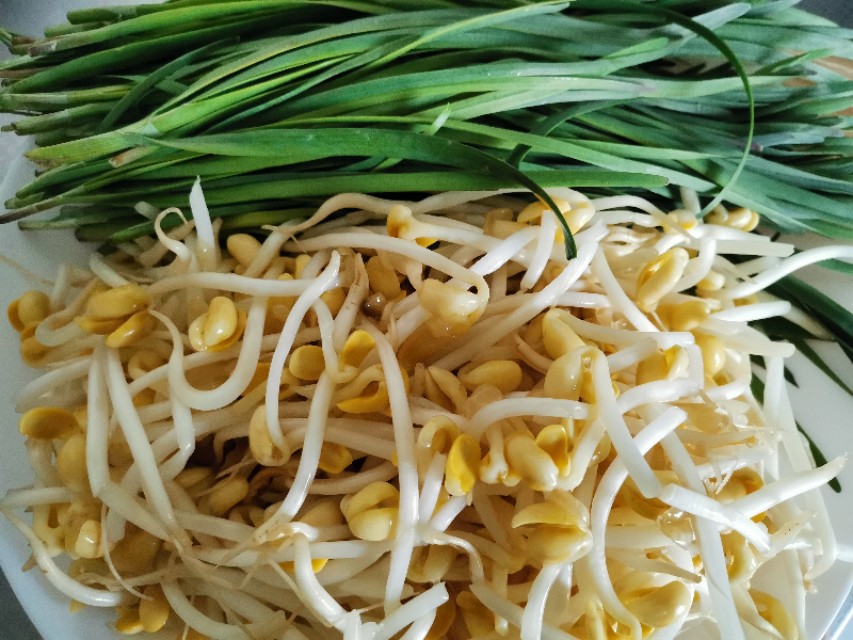当韭菜邂逅黄豆芽,就变成了“黄鸟钻翠林”,居然是一道家常菜