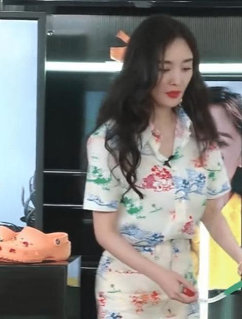 杨幂直播被测量手腕,杨幂直播回放杨幂视角