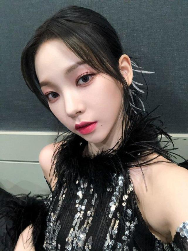 韩国最火女团金智妮朴彩英,韩国女团金智妮马甲线