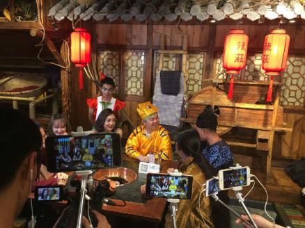 00后网红产业有多“可怕”?动辄刷百万豪礼就是洒洒水