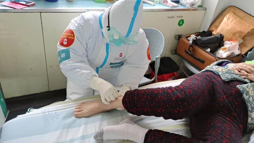 中医特色护理技术走红武汉战“疫”前线｜一线日志