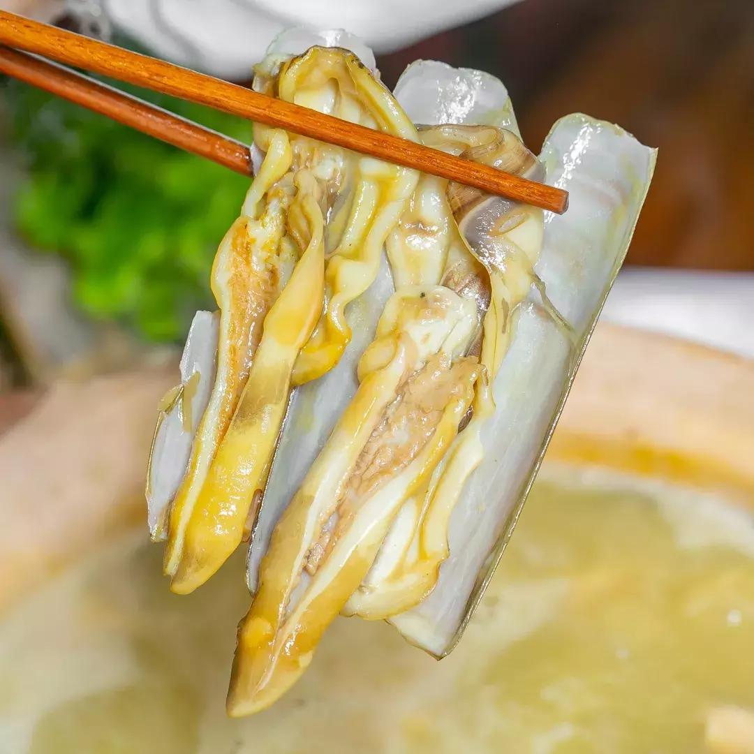 魔都惊现「2层楼小香港」,卖“蹦迪海鲜”!花胶鸡、6头鲍免费送