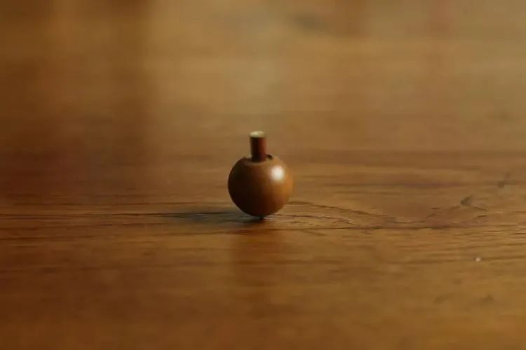 这种野果曾是我们的食物，插上竹棍变成玩具，如今却沦为“垃圾”