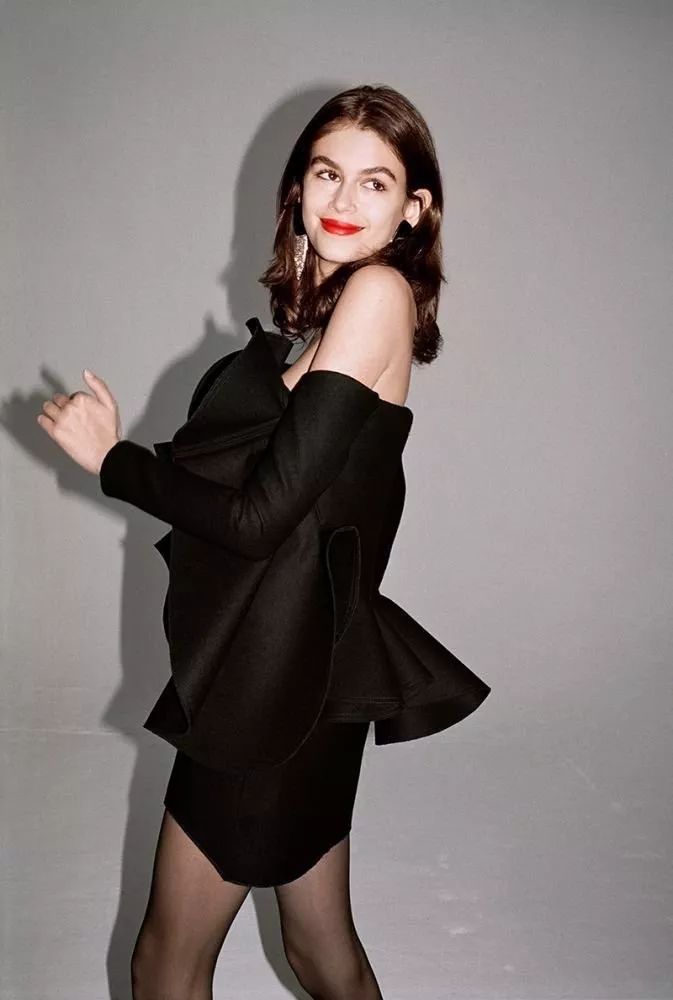 那个卖口红的YSL，教会女孩不色情的穿黑*袜丝**