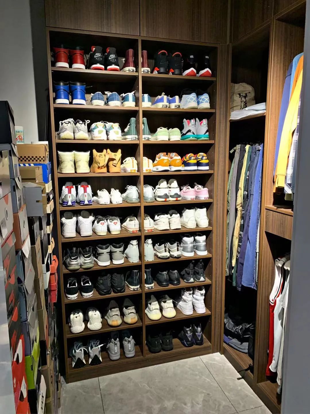 涨见识了!原来很多开宝马的都有一面鞋墙,穿的球鞋不上千就上万
