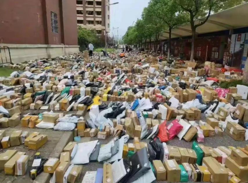 大学生购买能力有多强？校园内包裹直接封路，看完自愧不如