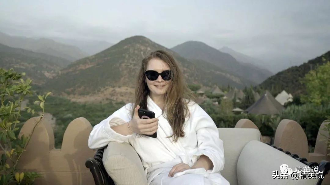 把纽约上流圈骗得团团转,轰动全球的90后假名媛获释…