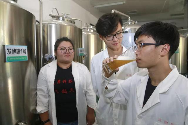 醉了!95后女大学生创业:1天卖100多桶酒,指导老师都喝胖10斤