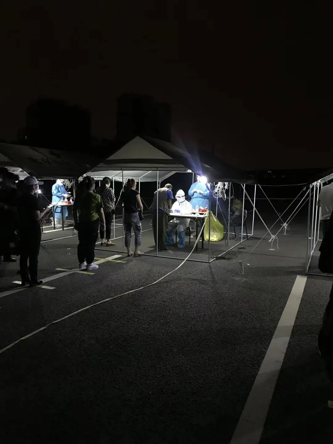 当核酸成为通行证:“各位亲朋好友,我是安全的,见面可放心”