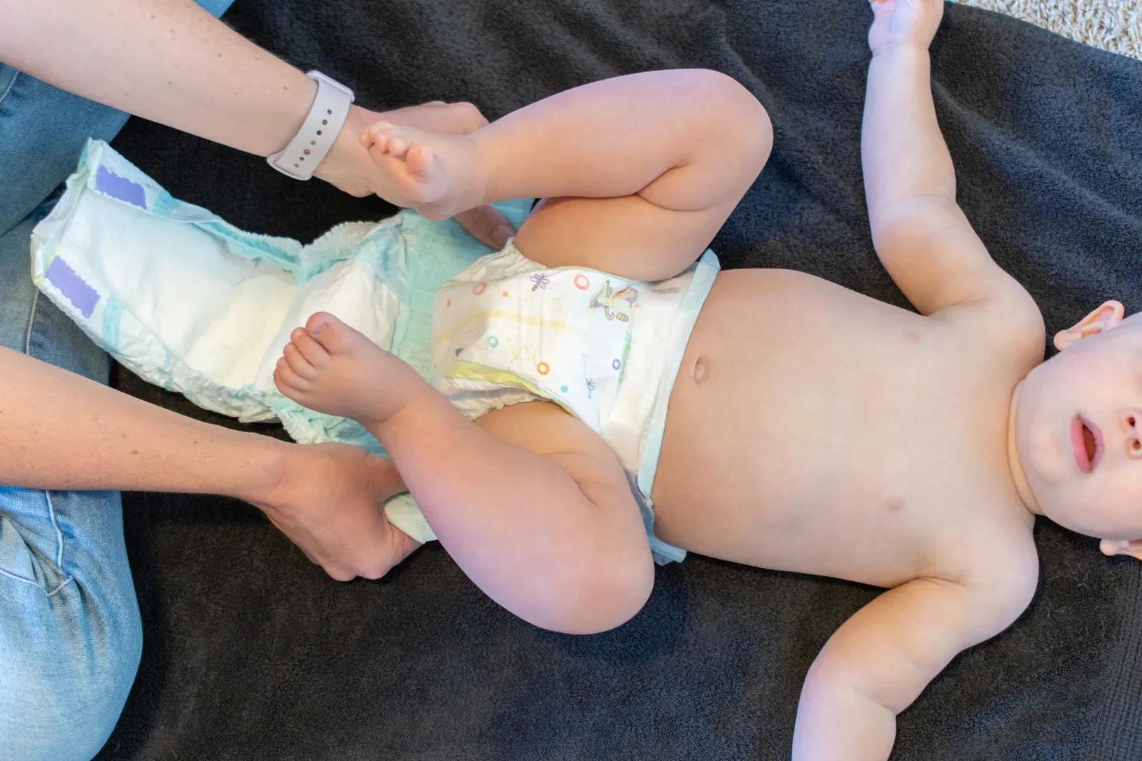 给卧床老人更换纸尿裤流程,更换纸尿裤的操作流程老年人