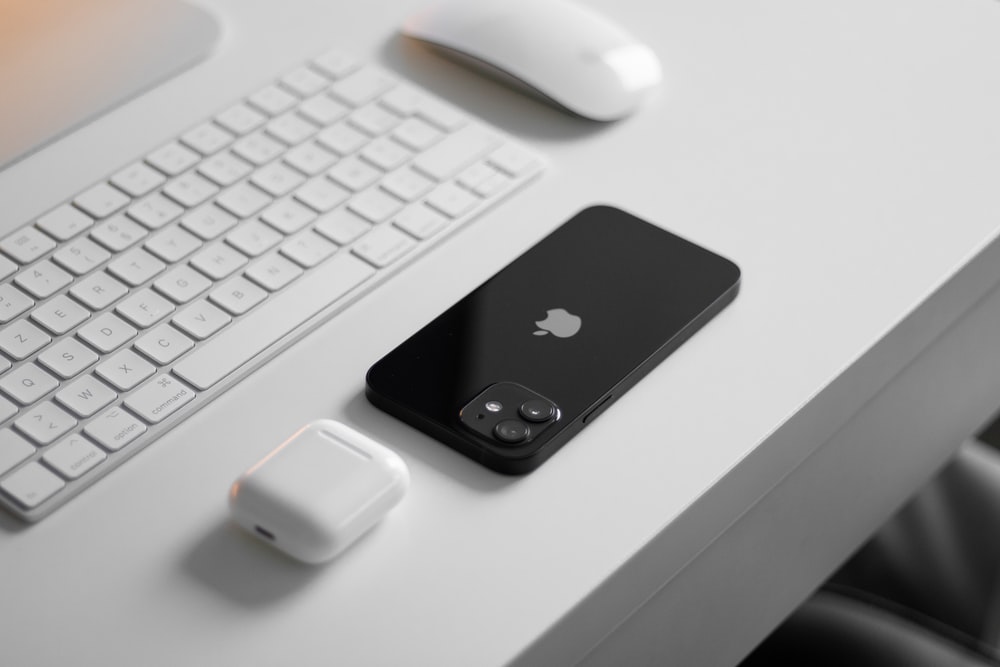 用一个月买台iphone12,花了半个月工资买手机