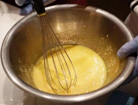 电饭锅蛋糕做法家庭版简单不放奶,电饭锅蛋糕如何做得蓬松不塌陷