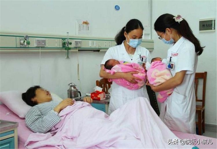 产妇生下“龙凤胎”，一旁家人正乐开花，医生泼冷水：不是双胞胎