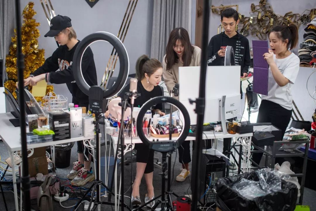 对于主播们来说，“工资翻十倍”也是种痛苦