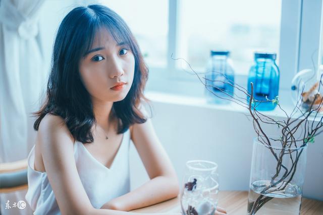 小说：她被同学打得浑身青紫，富少带她回家，为她背部的伤口上药