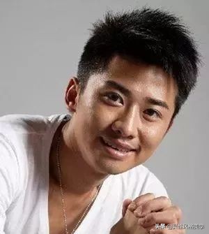 男生上圆下尖脸型适合的清爽发型,下宽上窄的脸型男士发型