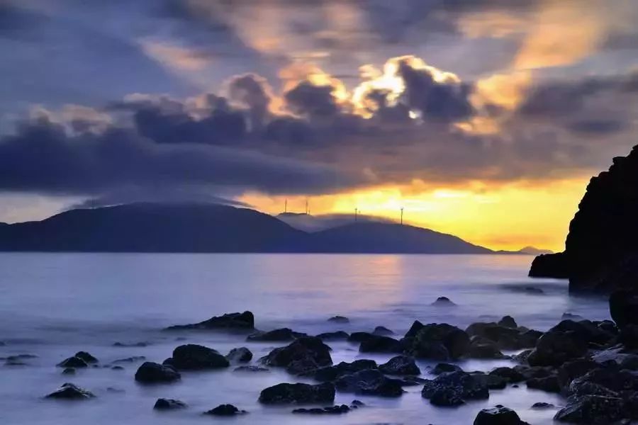 逃离城市躲进山野享受冬日暖阳,安静而美丽的渔村