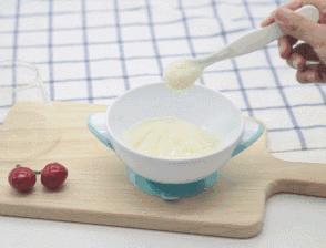宝宝第一口辅食米粉注意事项,第一口辅食米粉需要很稀吗