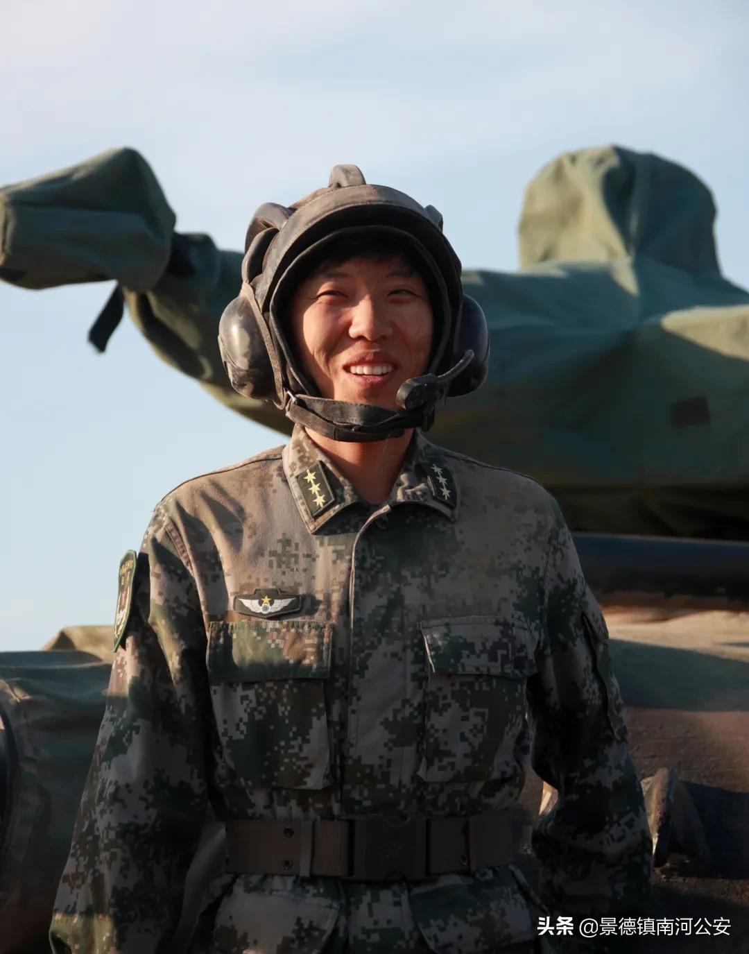 马和帕丽：“天山之花”，在铁甲洪流中绽放