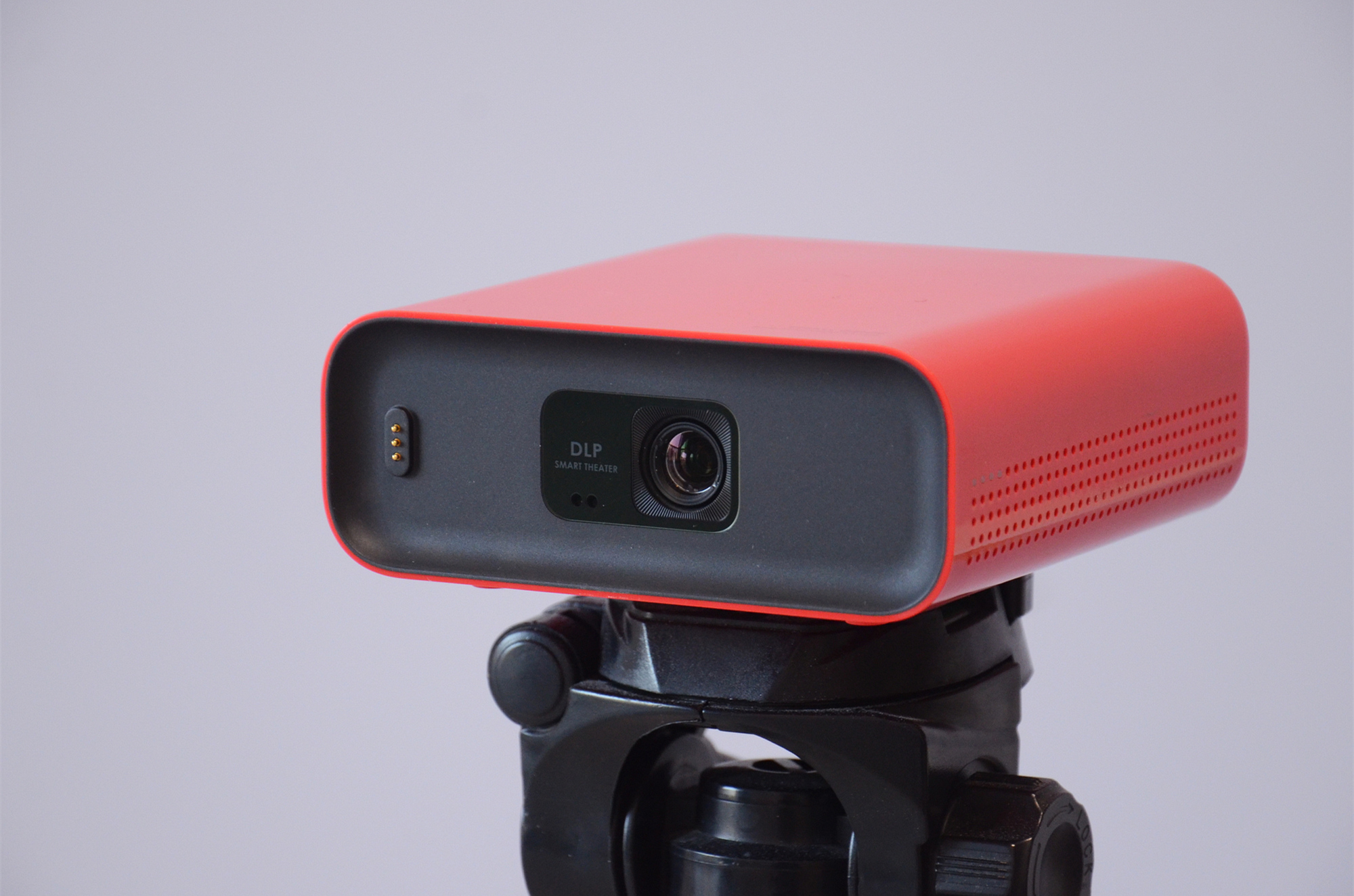 投影仪小巧可以投天花板,投影仪可以做到很小吗