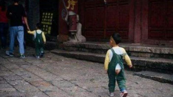 孩子玩滑滑梯屁股被烫伤,孩子玩滑梯摔了屁股