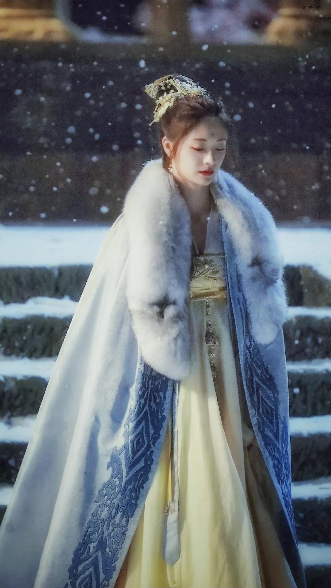 又到冬日，古装毛领斗篷别乱穿，高颜值演员和良心造型师缺一不可