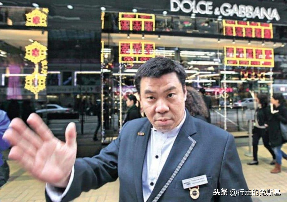 华人现身米兰总部发起*制抵**活动,杜嘉班纳顺势推出*制抵**版T恤赚钱