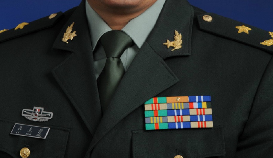 教你如何识别我军军官的级别大小,只看胸前的资历章就行了