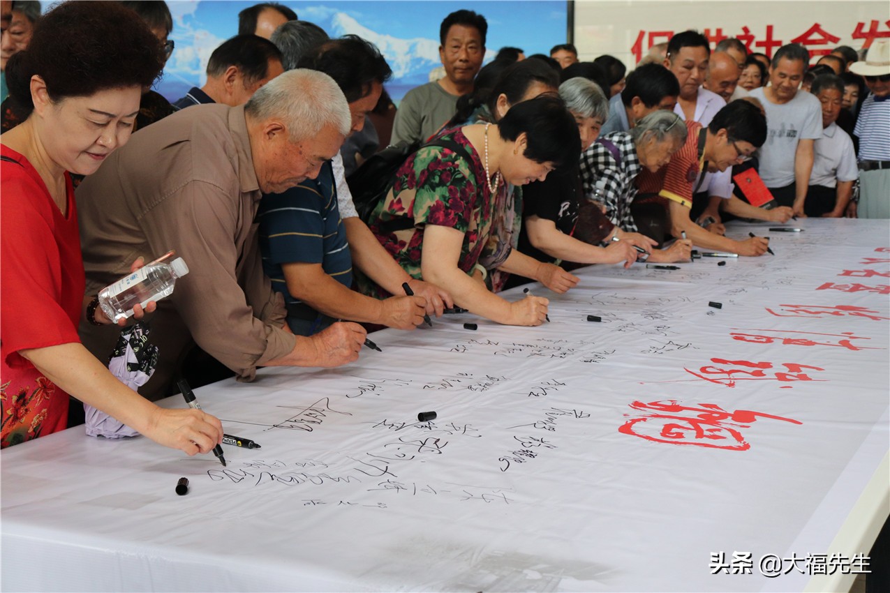 钢铁年代战友重逢,钢铁情怀