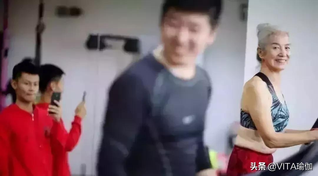 54岁奶奶健身6年逆生长似20岁少女,73岁天津白发奶奶坚持健身13年
