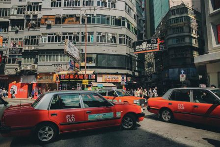 看看香港的私家车和地铁站你才知道什么叫快节奏生活