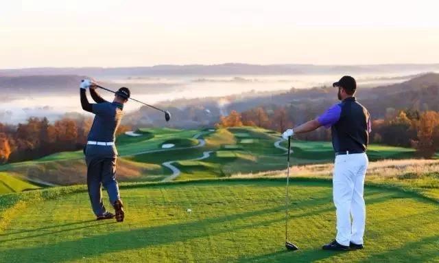 人手必备的polo衫要这样穿才时髦,大版型穿搭polo衫