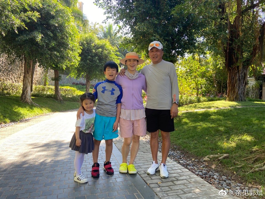 王楠穿拖鞋跟女儿打球,王楠和丈夫带女儿和儿子出门玩耍