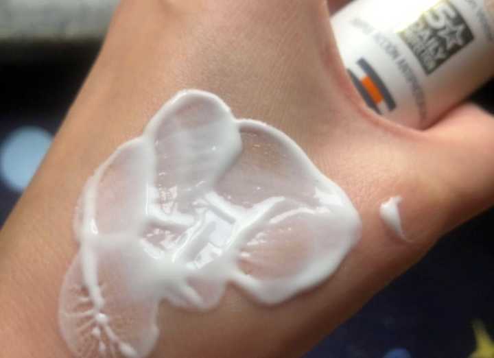 古力娜扎防晒霜同款,娜扎同款眼镜防晒霜好用吗