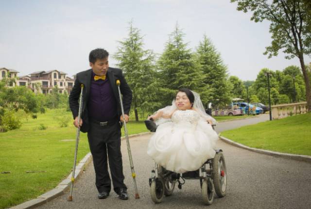 身高89厘米的脆骨女面临“死亡组合”艰难产子：为爱不后悔