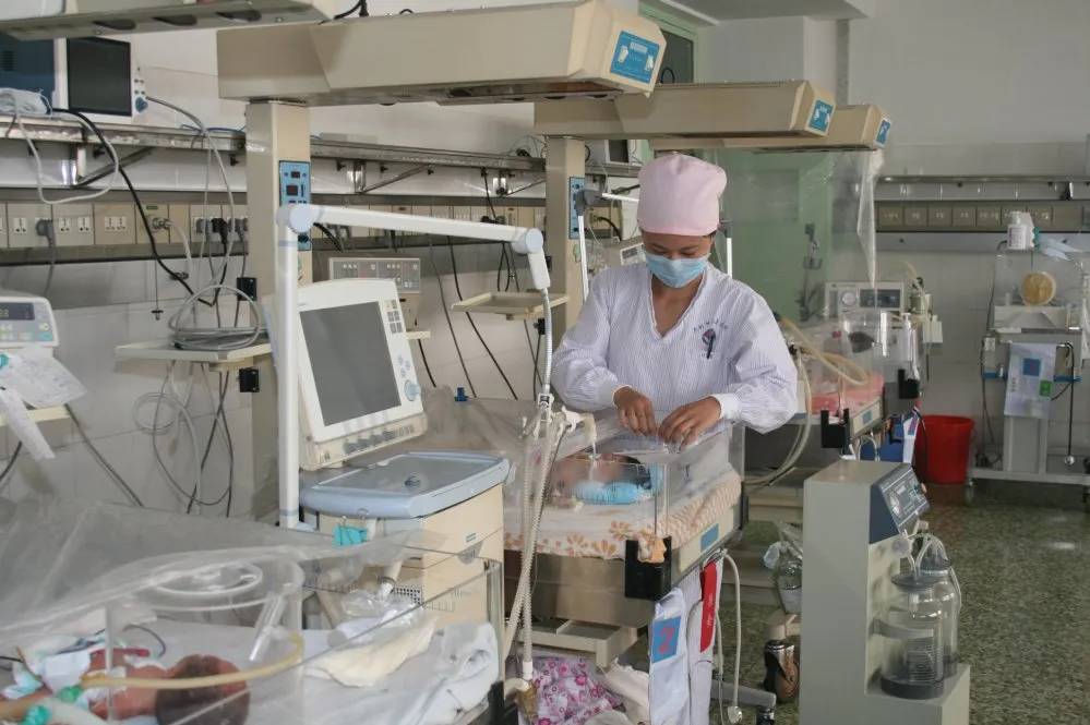 一例极低体重早产儿的个案护理,低体重新生儿还在住院