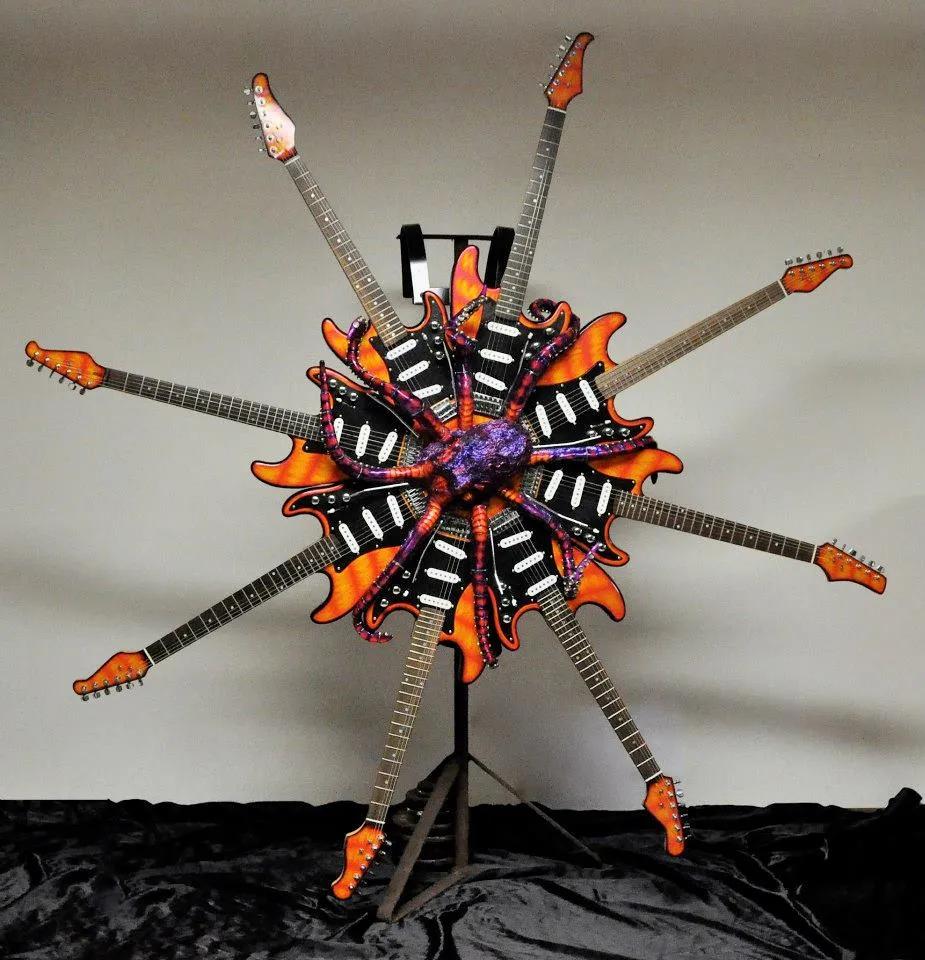 这些人玩的吉他竟然都长了好几个“脖子”，两只手恐怕不够用