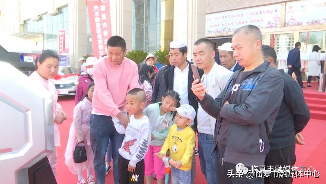 警用巡逻机器人亮相河州会展中心高科技助力牡丹文化月安保工作