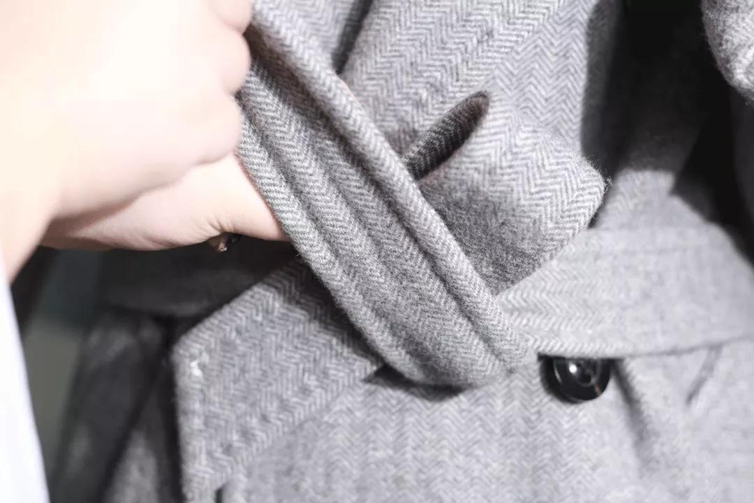 风衣后面的腰带怎么系,带扣风衣腰带后面系法