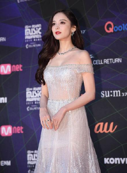 娜扎薄纱抹胸裙惊艳出场,娜扎深v薄纱抹胸裙出场