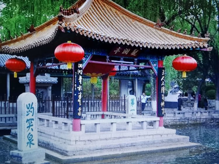 趵突泉位居济南72名泉之冠,济南趵突盛景