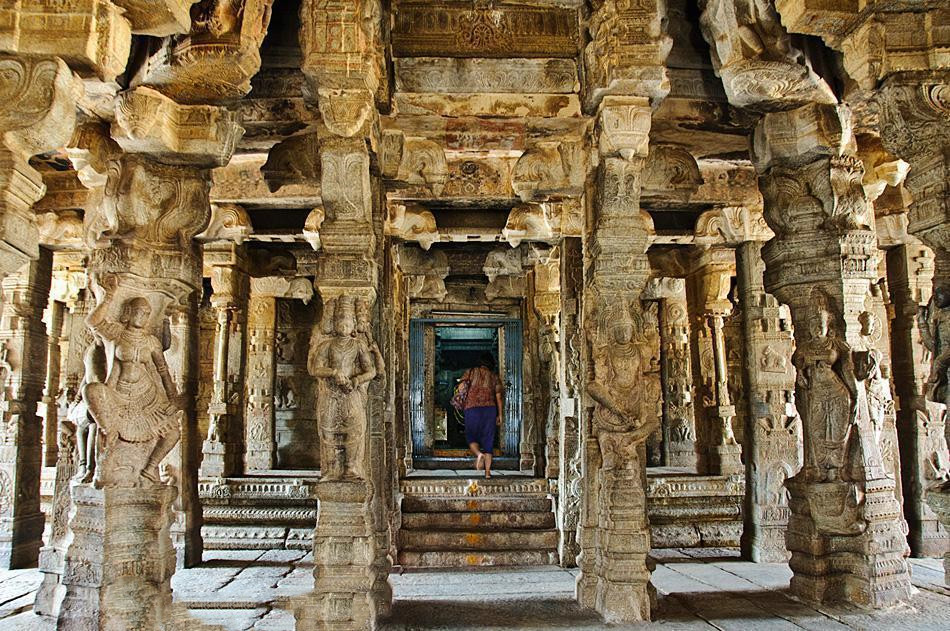 一根悬空的石柱，支撑整座古庙数百年不倒，不受引力影响