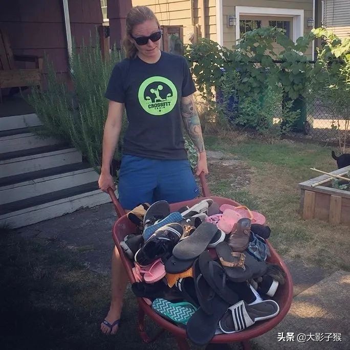 昨晚，我家猫叼来了一件蕾丝内衣…