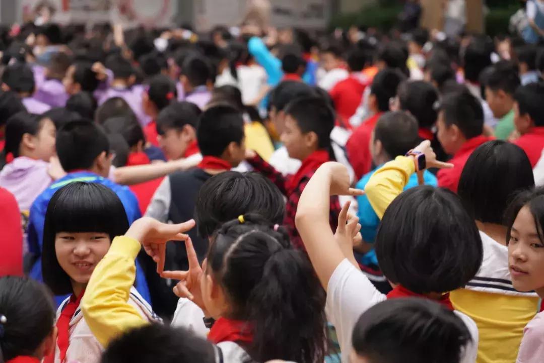 钱塘小、中山小千人晨会，看约克英语外教如何轻松hold住全场！