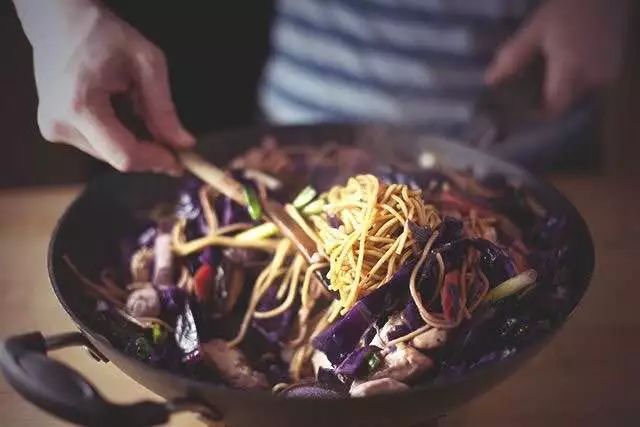 锅烧糊了吸入大量油烟怎么办,锅炒菜老是糊底菜不好吃